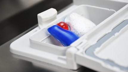 Besser als dieses Gelkissen oder normale Tabs soll Pulver reinigen.