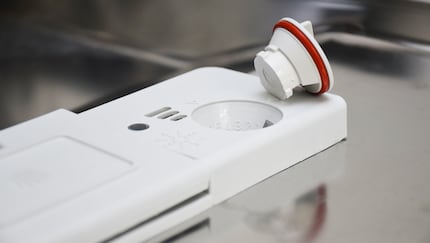 Glanzmittel soll zurückbleibende Tropfen auf dem Geschirr verhindern.