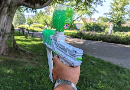 L'interruttore verde sul retro del Gel Blaster offre una protezione insufficiente contro l'attivazione involontaria.