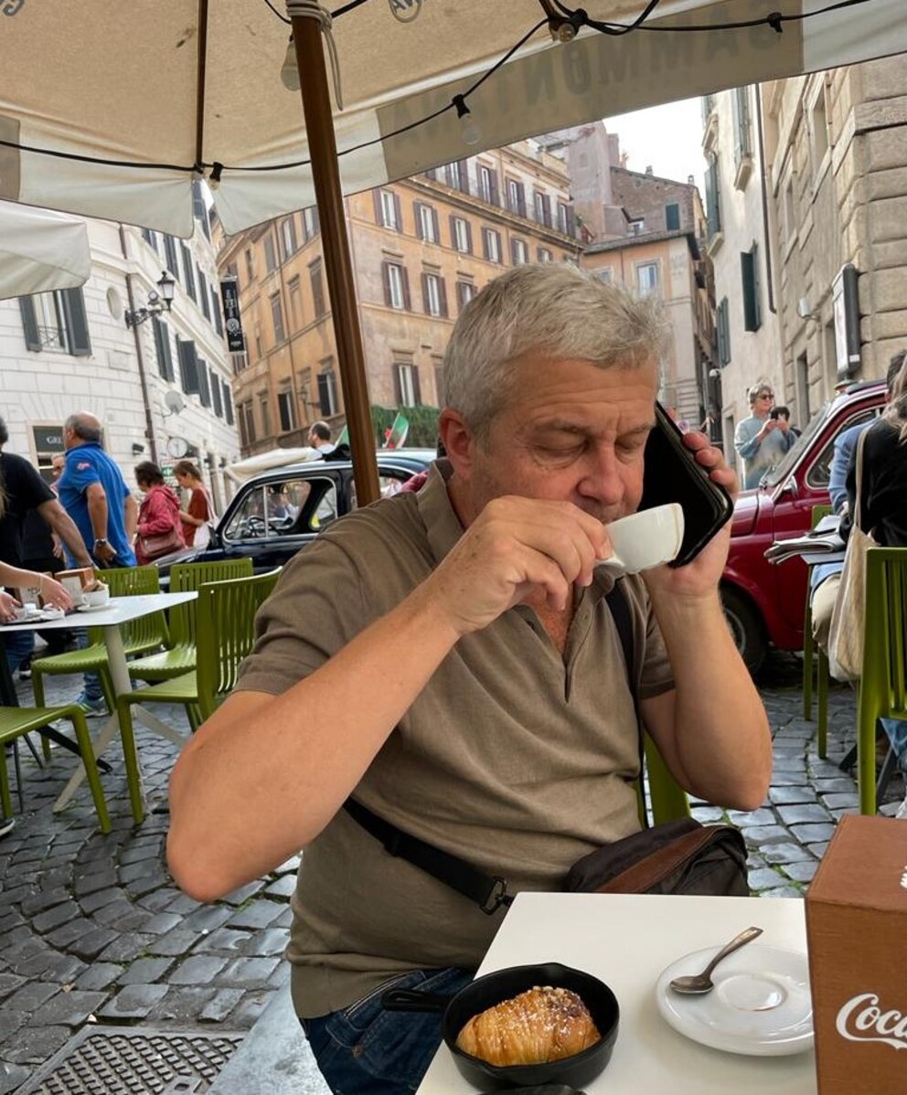 Hier nimmt Journalist Luzi Bernet seinen «caffè» ausnahmsweise nicht im Stehen, sondern an einem Tischchen der Bar. Macht einen Aufpreis von 20 bis 50 Cent pro Kaffee.