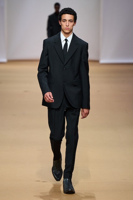 Business cowboy at Prada: the ankle-high boots look extremely elegant under a suit.