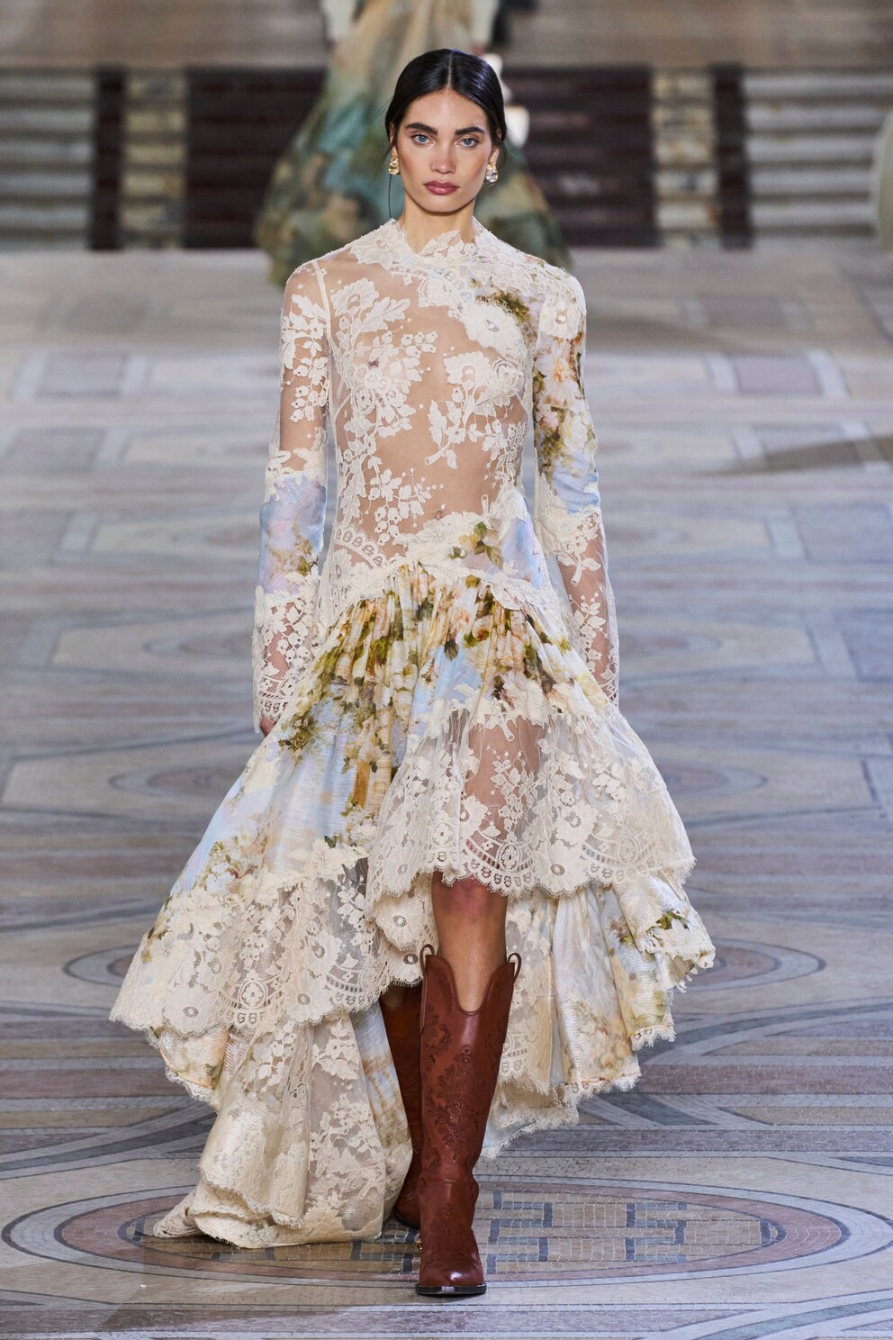 Klassische Cowboyboots ergänzen bei Zimmermann ein opulentes, florales Spitzenkleid.
