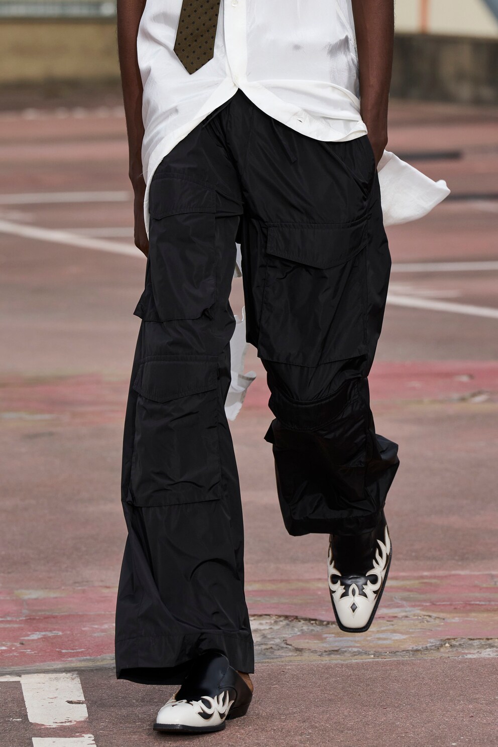 Bei Dries van Noten gibt es eine Mules-Version mit offener Ferse.