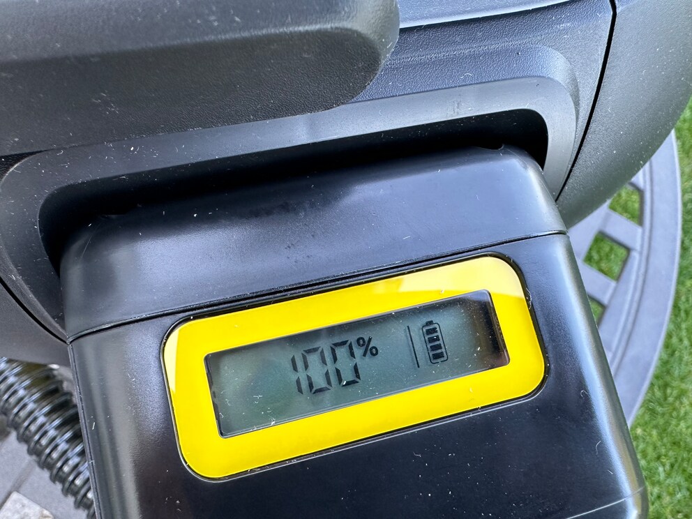 Das Akku-Display zeigt entweder die Restlaufzeit in Minuten oder den Akkustand in Prozent an.