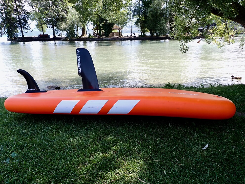 Die grossflächige Mittelfinne hält das Board auf Kurs, sodass es nicht mit dem Wind dreht.
