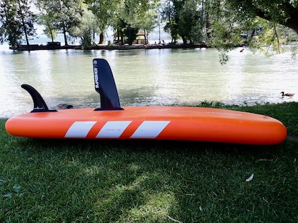 The large centre fin keeps the board on course so it doesn’t turn with the wind.