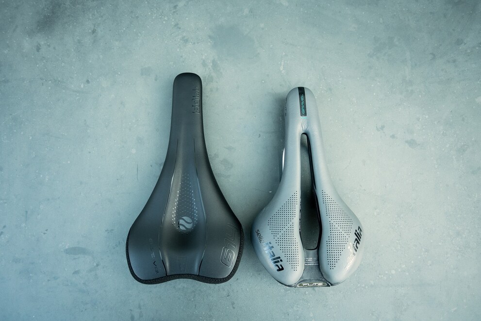 Links der neue 614 Ergowave active 2.1 S-Tube von SQlab, rechts der alte Flite Boost von Selle Italia.