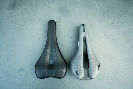 On the left, the new 614 Ergowave active 2.1 S-Tube by SQlab; on the right, my old Flite Boost by Selle Italia.
