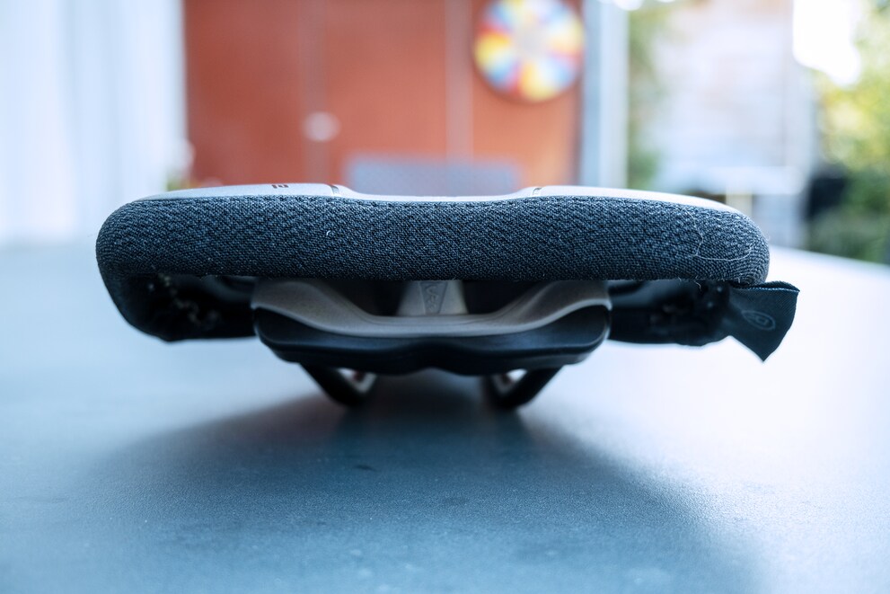 Das graue Teil unter dem Sattel ist das Elastomer in medium.