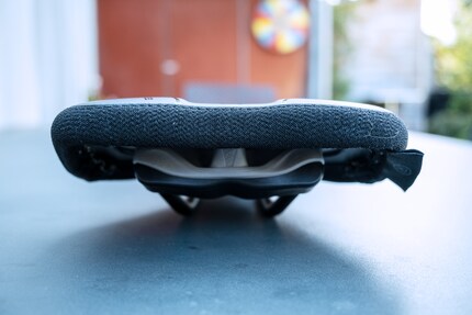 The grey part under the saddle is the elastomer in medium.