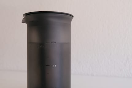 Il coperchio tiene perfettamente: non perde una goccia nemmeno a testa in giù.