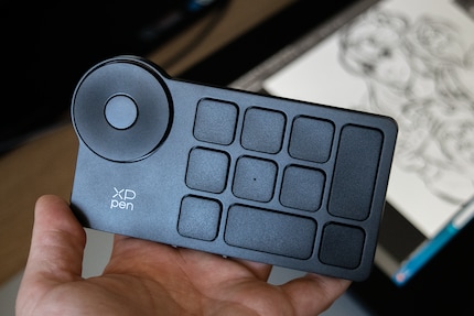 Il Wireless Shortcut Remote non è incluso nell'Artist 22 Plus, ma è disponibile separatamente o con i modelli Pro.