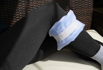 Grâce à la housse et sa bande élastique dotée d’un velcro, le pack se fixe facilement là où l’on en a besoin. 