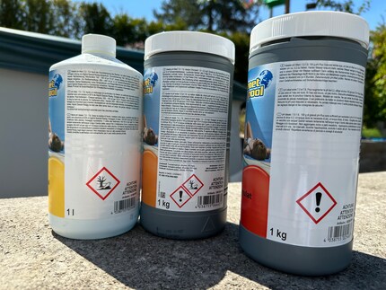 Les avertissements sur les emballages de ces produits d’entretien pour piscines montrent à quel point ils peuvent être nocifs. 