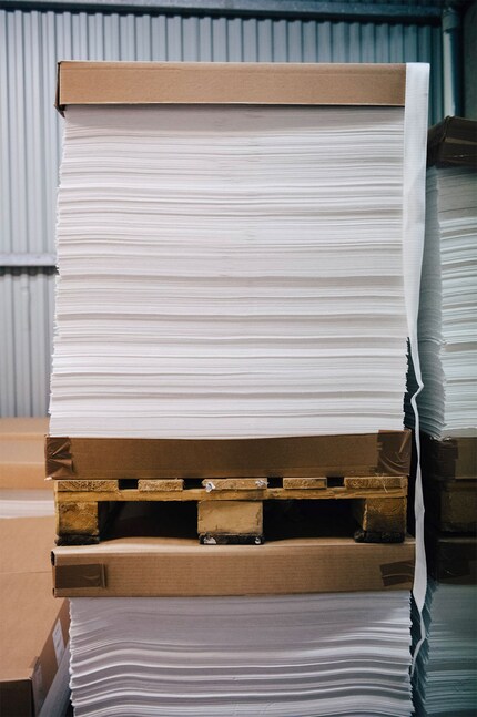 Une fois séché et pressé en panneaux, le matériau recyclé est expédié.