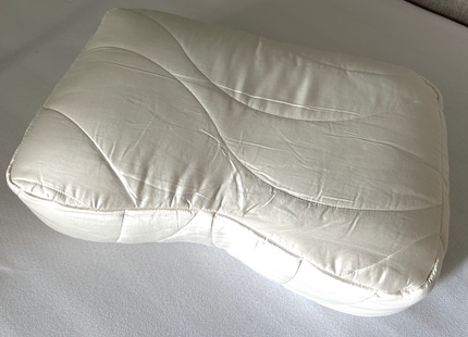The cover of the pillow is made of lyocell and kapok fibres.