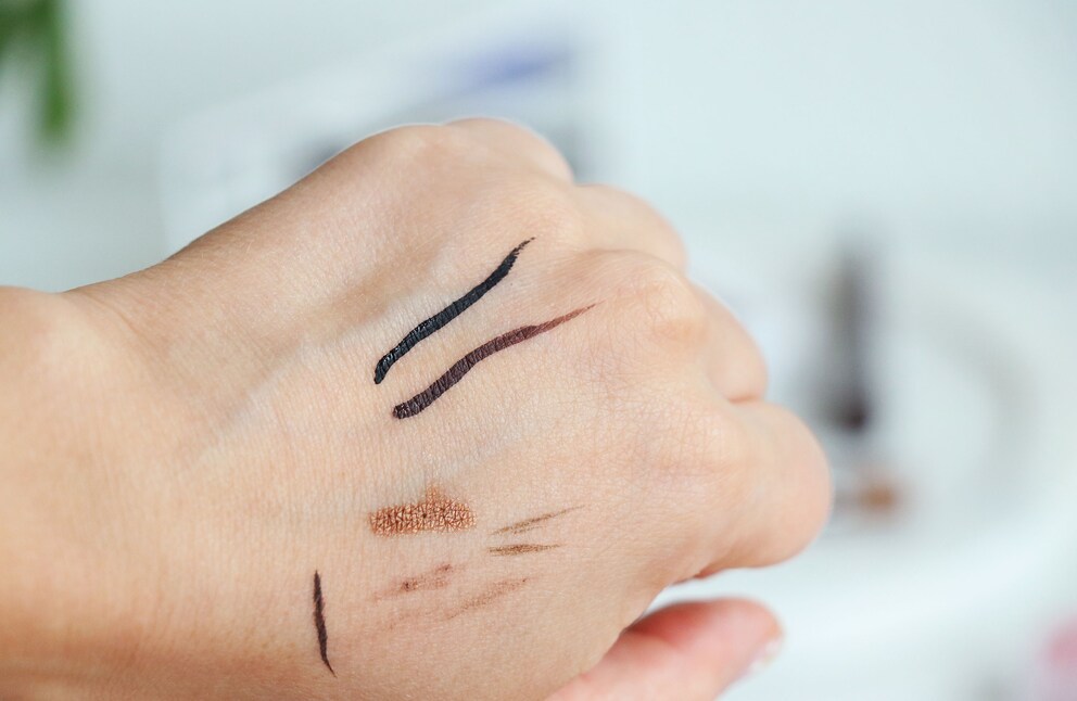 L’eyeliner brun est presque aussi dramatique que le noir, mais un peu plus doux.