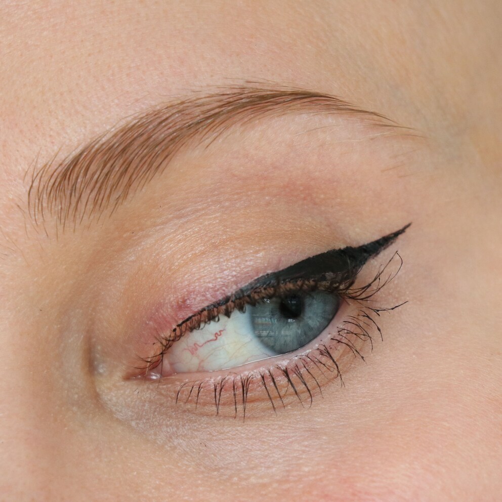 Eyeliner noir combiné avec du mascara noir.
