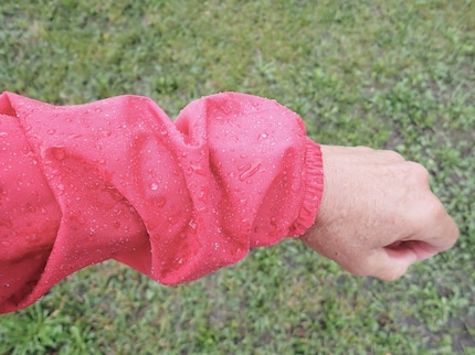 Sembra una giacca softshell, ma è davvero impermeabile.