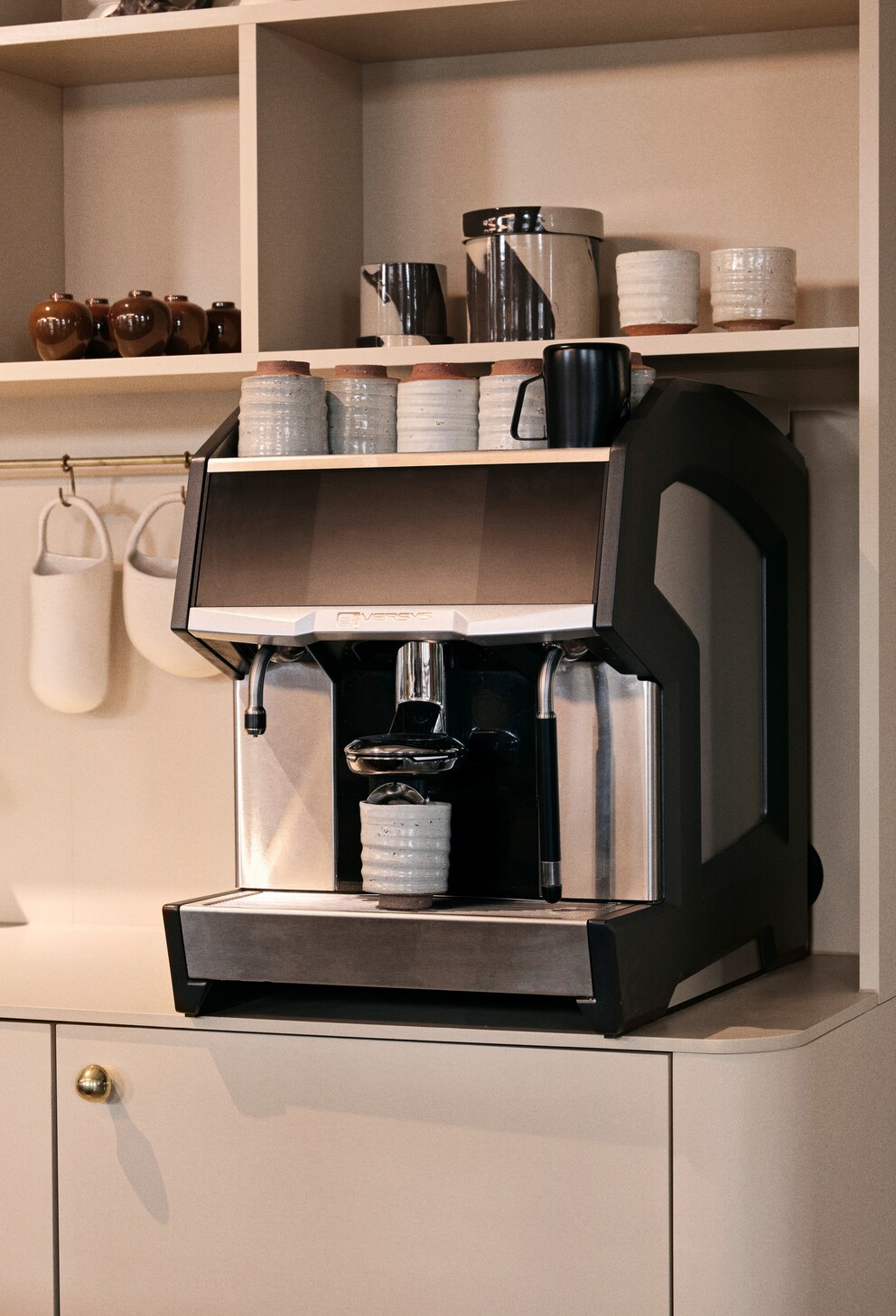 Eingerahmt: Weil dieses Modell besonders gross ist, werden die umliegenden Regale zur Präsentationsfläche der Kaffeeutensilien.