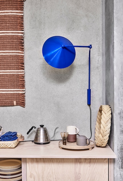 Un petit plateau et une lampe de table complètent ici le tableau. 