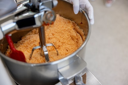 Dans le mélangeur, la purée et le sel forment une masse homogène.
