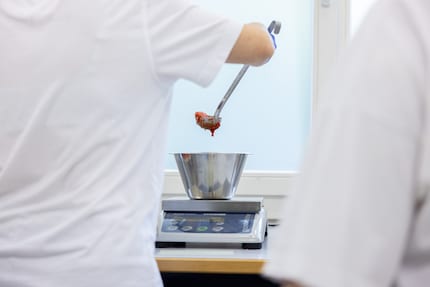 Sandra mesure soigneusement la purée de piment.