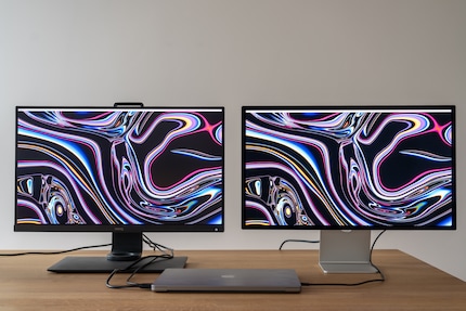 A livello pratico, la differenza tra un 4K come il BenQ SW271 (a sinistra) e un 5K come l’Apple Studio Display (a destra) è minima. Ed è quasi altrettanto irrilevante che tu scelga un formato nativo o non nativo.