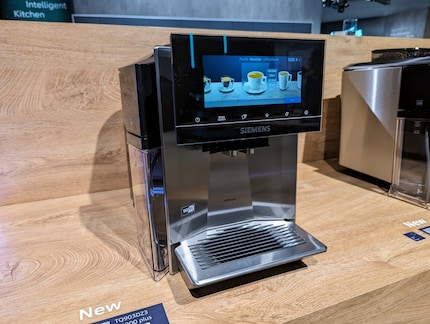 La machine à café Siemens se nettoie et se détartre toute seule.
