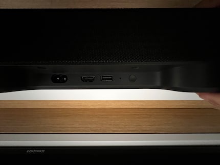 Pas de sortie optique ou de port jack - eARC HDMI suffit.