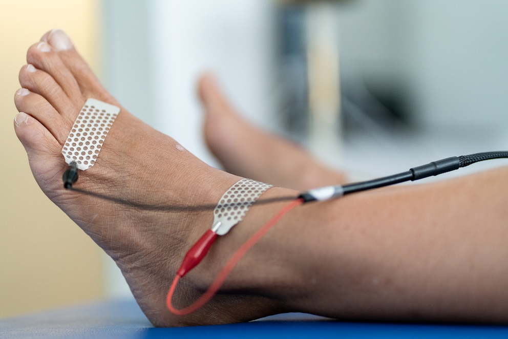 Les électrodes placées sur mes pieds permettent de mesurer ma composition corporelle, ce qui permet de tirer des conclusions sur l’état de récupération.