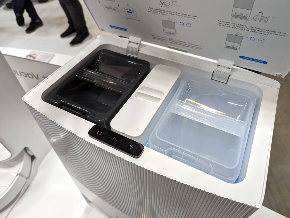 Die Basisstation ist riesig, dafür hats auch viel Platz für Staub und Abwasser.