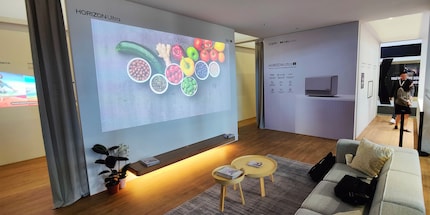 Hier projiziert der Beamer direkt auf eine Wand. Ich würde, gerade tagsüber, nie auf eine Leinwand verzichten.