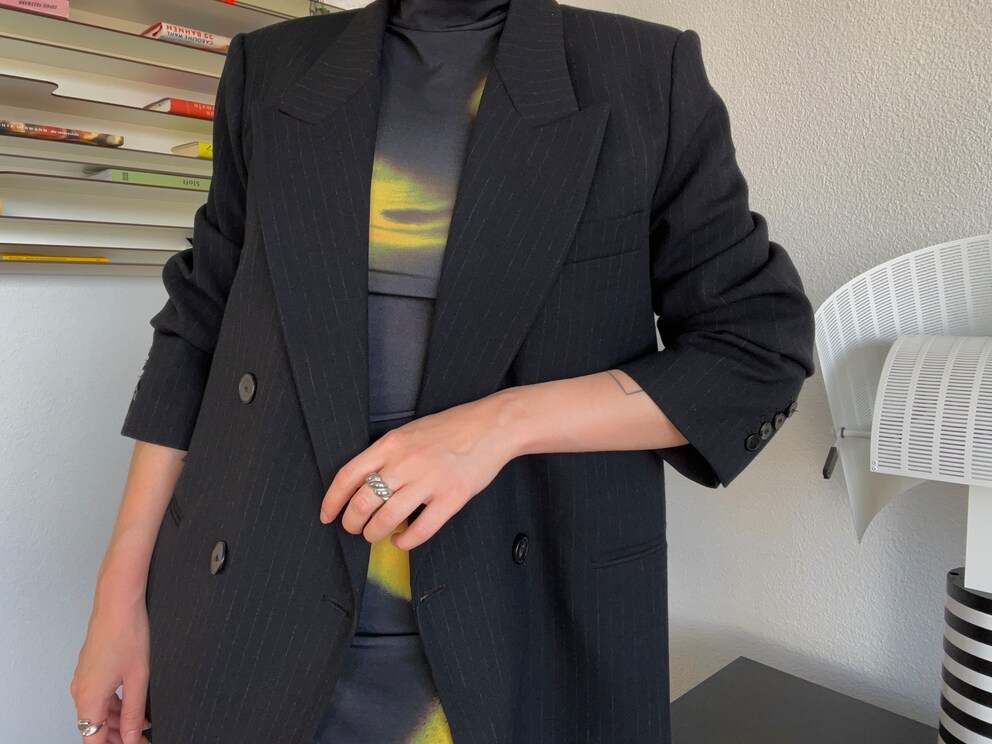 Die Ärmel bleiben hochgekrempelt, auch wenn du dich bewegst.