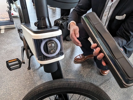 La batterie est intégrée dans le cadre, mais peut être retirée. 