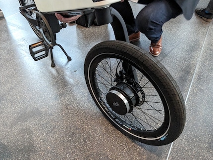 La roue avant est maintenue par une fourche à un seul bras.
