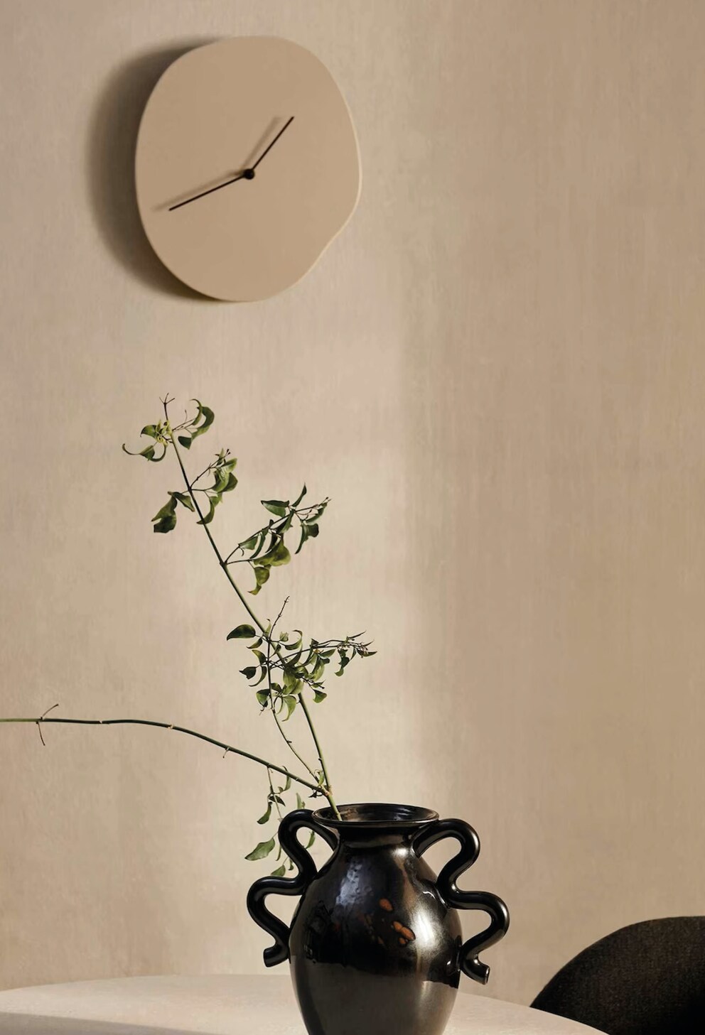 Das Design der skulpturale Wanduhr «Melt» ist vom Surrealismus inspiriert.