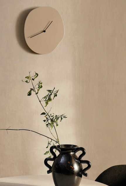 Das Design der skulpturale Wanduhr «Melt» ist vom Surrealismus inspiriert.