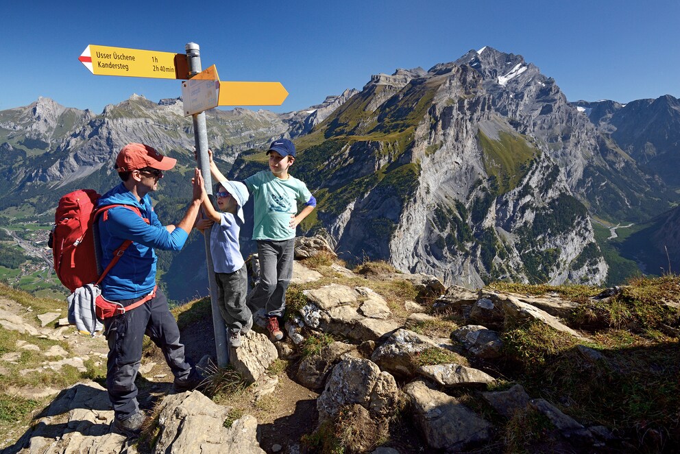 Rémy Kappeler mit zwei seiner drei Kinder auf dem Gällihore bei Kandersteg.