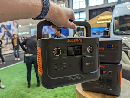 Jackery Explorer 300 Plus : compact et avec prise électrique.