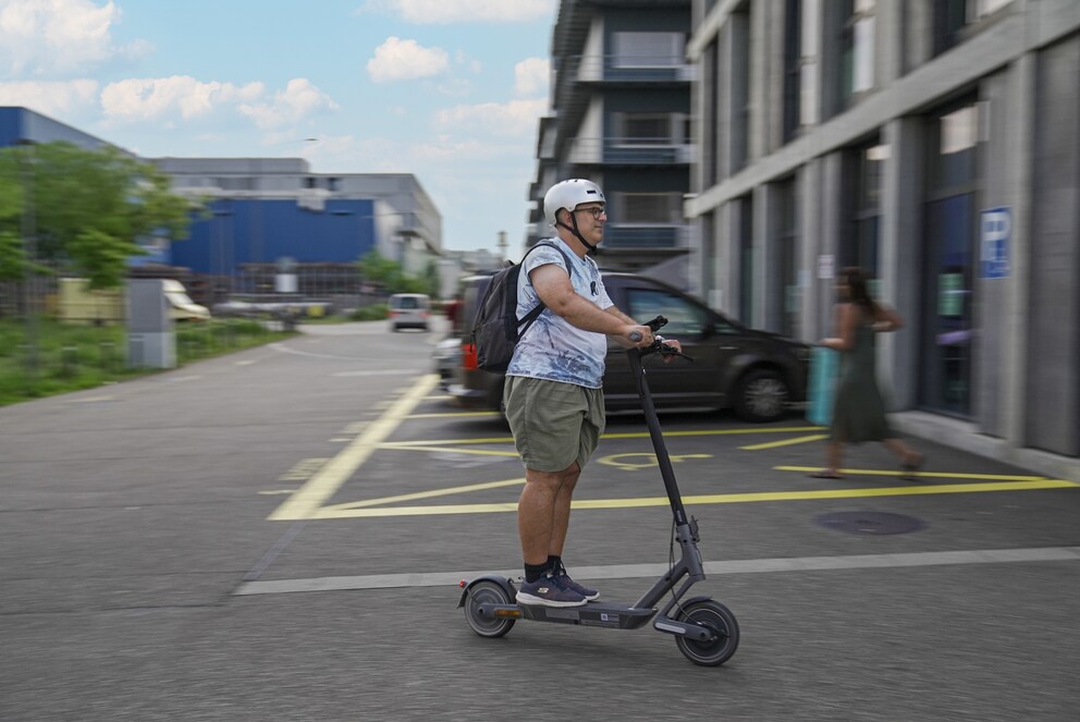 After 30 kilometres on the scooter, I cross the finish line in front of the Digitec Galaxus store in Zurich.
