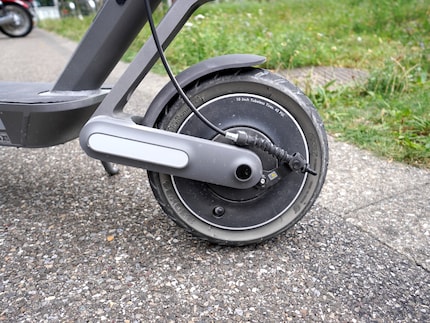 La Xiaomi 4 Ultra a vraiment une bonne suspension à l’avant et à l’arrière.