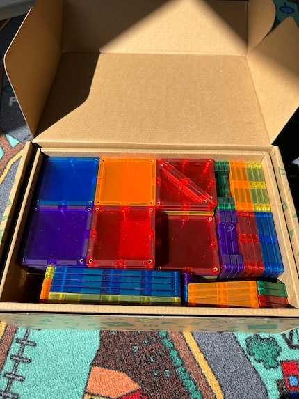 In dem Paket sind Bausteine in bunten Farben und unterschiedlichen Größen enthalten.