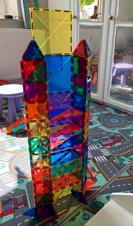 Dein Kind kann mit den bunten Magnetsteinen dreidimensionale Bauwerke kreieren.
