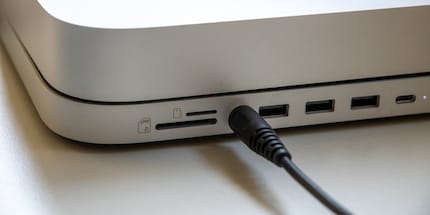 Le hub USB sous le Mac Mini dispose d’une sortie casque et donc d’un DAC intégré.