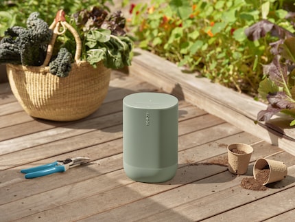 Il Sonos Move 2 è disponibile anche nel colore oliva. Si dice che questo colore si adatti particolarmente bene agli ambienti esterni.