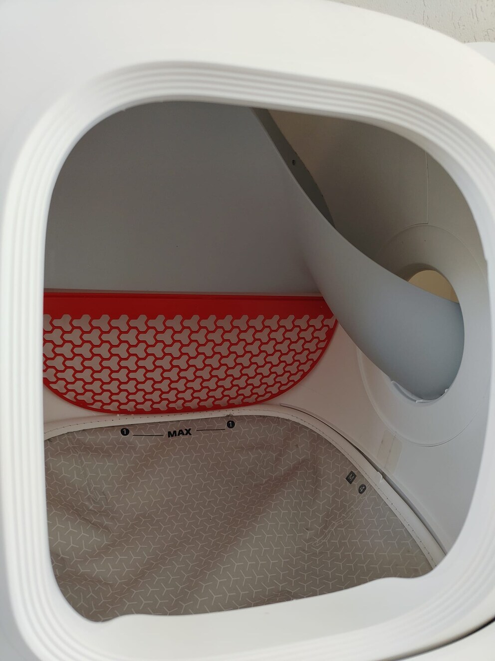 Lors du nettoyage automatique, « l’igloo » tourne. Les déchets sont ainsi évacués vers le sac poubelle. Photo : Tanja Lehmann