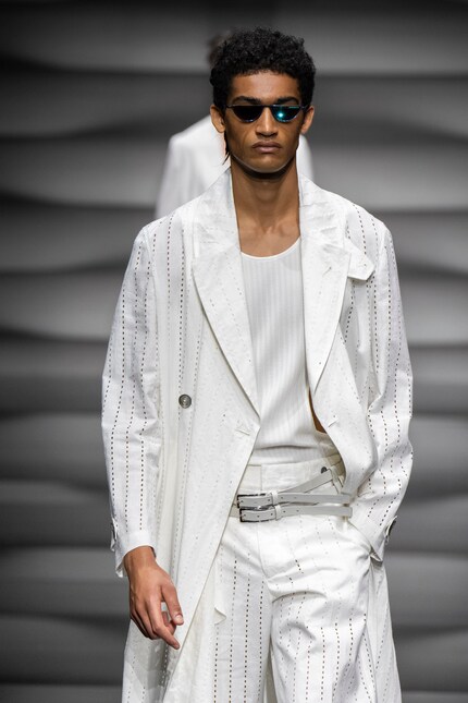 Belts in a double pack, like here in the summer collection '23 by Emporio Armani, are a popular styling element right now.