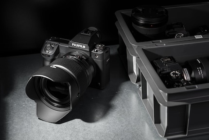È qui che la Fujifilm GFX 100 II si sente più a suo agio: tra le attrezzature di uno studio fotografico.