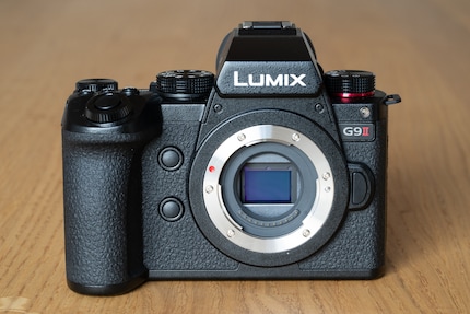 Im relativ grossen Gehäuse steckt ein kleiner Sensor. Es ist wohl der gleiche wie bei der Lumix DC-GH6.